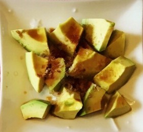 一度口に入れたら癖になる アボガドサラダ