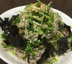 冷やしそば　とろろ昆布と納豆のせ