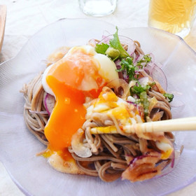 紫玉ねぎの冷やしとろろ蕎麦＊温玉のせ♪