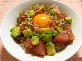 特製ダレで♪ごま香るアボカドマグロ丼