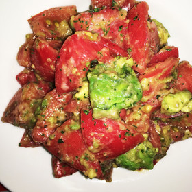 簡単！ トマトとアボカドのデリ風サラダ