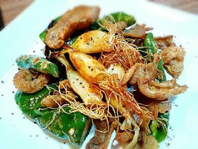 発芽にんにくと甘長ししとうの鶏皮焼き