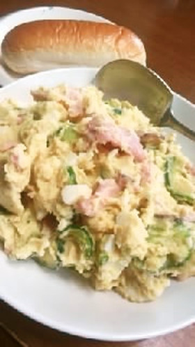 ぴりっと大人向きのポテトサラダ、パンと！