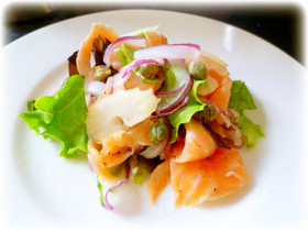 スモークサーモンと玉葱のさっぱりサラダ