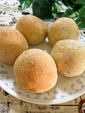 チアシード入り全粒粉の丸パン