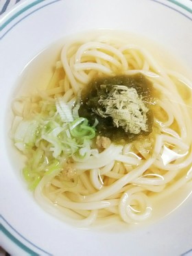 冷凍麺を丼ごとチン！とろろ昆布うどん♪