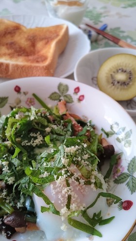 朝食にも♪簡単★茸の温玉サラダ