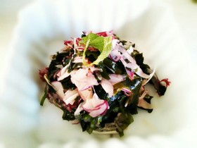 はちみつ梅で海藻と玉ねぎのマリネ風サラダ