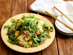 しっとり蒸し鶏とマンゴーのアジアンサラダ