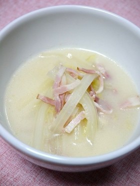 簡単！白菜とベーコンのコンソメ味噌スープ