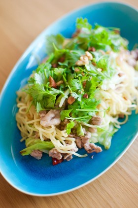 パクチー山盛りで！エスニック焼きそば