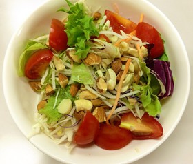 簡単★ナッツ入りサラダ