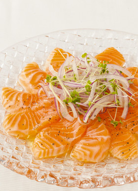 とろとろサーモンのカルパッチョ