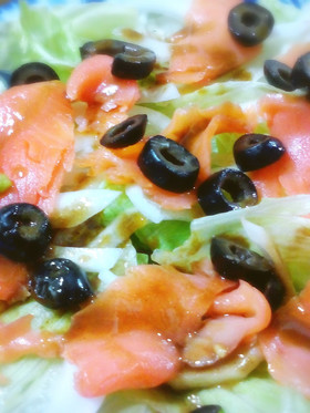 スモークサーモンとレタスのサラダ