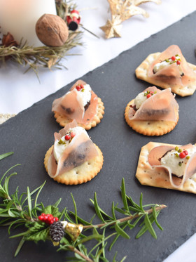 ワイン漬けプルーンと生ハムのカナッペ