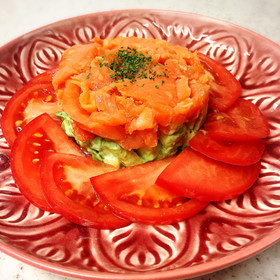 アボカドとスモークサーモンの段々サラダ