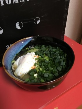 簡単。間に合わせのうどんつゆで月見うどん