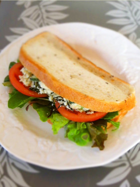 おからサラダと新鮮野菜のサンドイッチ♪