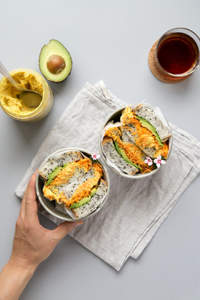 フムスとにんじんサラダのサンドイッチ