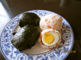 焼きサケごはんとゆで卵の爆弾おにぎり