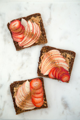 いちごとりんごとピーナッツバタートースト