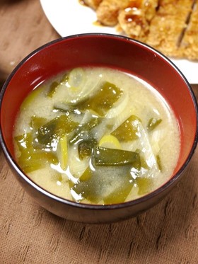 だれでも簡単！基本の葱とわかめの味噌汁