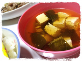 あごだし使用♪鶏肉小松菜豆腐汁