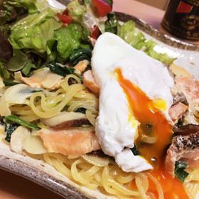 ほうれん草とサーモンのクリームパスタ