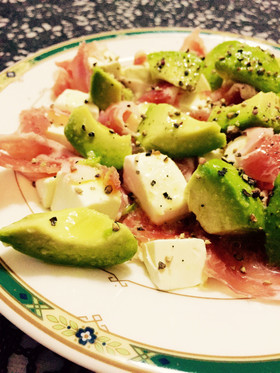 アボカドと生ハムとクリームチーズのサラダ