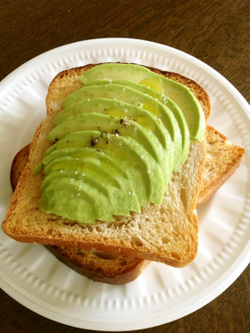 シンプル！アボガド乗せオープンサンド