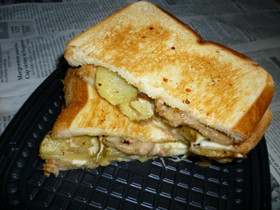 若鶏の鶏皮＋メークインでホットサンド