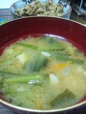 きのことニラのみそ汁