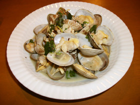 バジルとあさりのワイン蒸し
