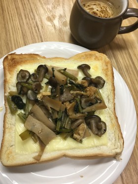 なめたけと大根葉のチーズトースト