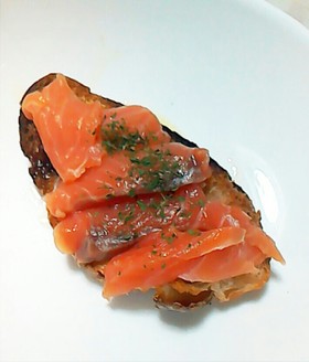 食べ方にコツ有り＊サーモンのせパン