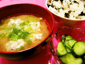 鶏肉だんごとキャベツの味噌汁