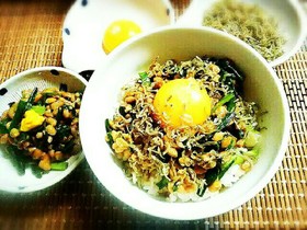 もち麦ごはんでにら納豆丼