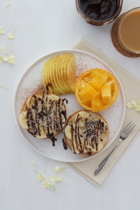 チョコソースがけバナナ・チア・トースト