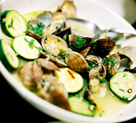 失敗なし！ズッキーニとアサリのワイン蒸し