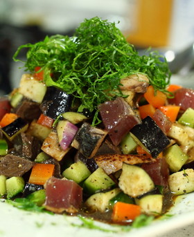 カツオのたたきで角切りサラダ