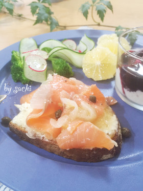 サーモンの塩レモンマリネオープントースト