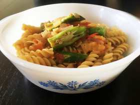 オクラとフジッリのトマト味噌パスタ