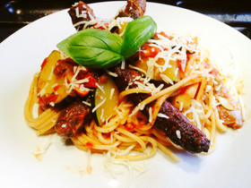 ソーセージと野菜のトマトソースパスタ