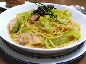 たっぷりキャベツとベーコンのスープパスタ