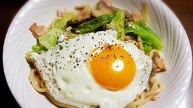 キャベツベーコンのめんつゆバターうどん