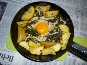 鉄パンであかもくたっぷりポテト焼きうどん