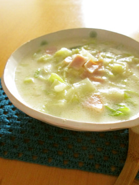 キャベツとハムのチーズスープ