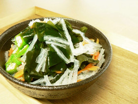 ノンカロリー寒天とわかめ、人参でサラダ