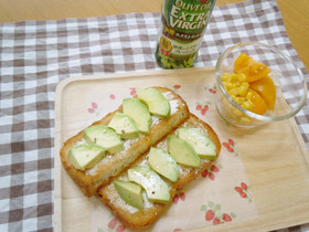 オリーブオイルひとかけ♪アボカドトースト