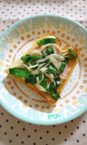 思わず笑顔♪旬の玉ねぎ＆葉でハムトースト